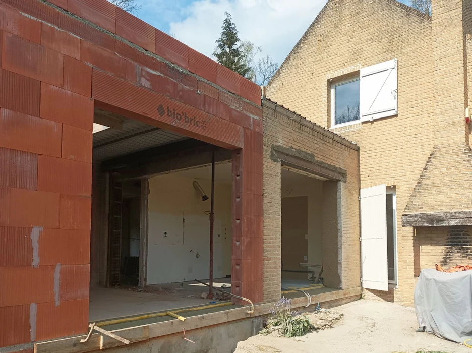 Chantier de construction résidentielle en cours avec maçonnerie apparente