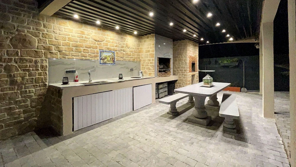 Chantier de construction résidentielle en extérieur avec maison moderne en briques beiges et joints blancs