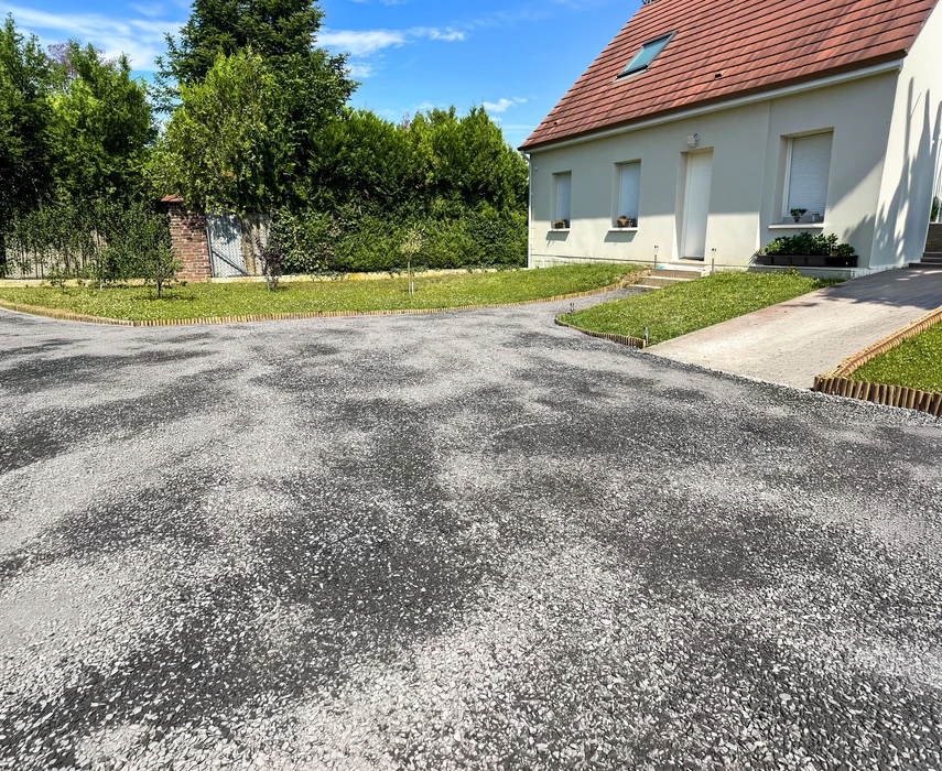 Construction de maison individuelle en cours, murs en briques bio'bric orange sur fondations béton
