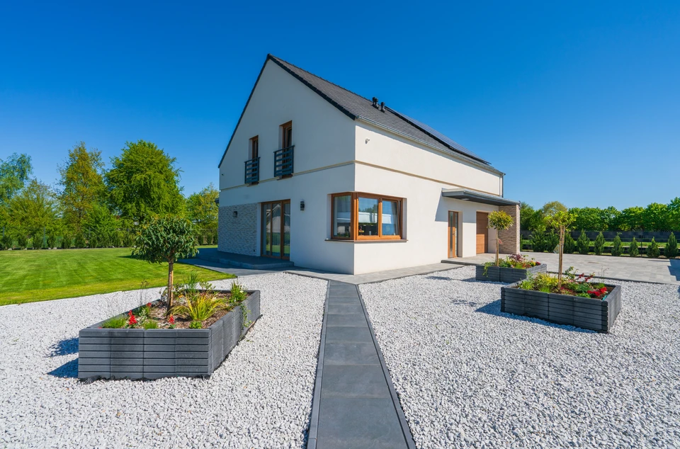 Chantier de construction ext&eacute;rieur avec charpente en bois massif