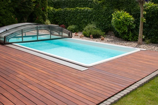 Bassin bleu et gris carrel&eacute; par un technicien dans une piscine en construction