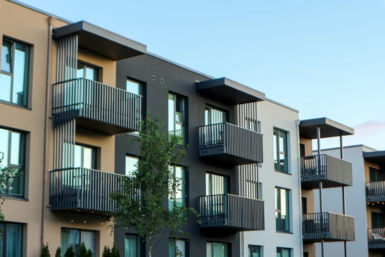 Chantier de construction r&eacute;sidentielle en cours, ossature bois d'une maison individuelle en phase de gros &oelig;uvre