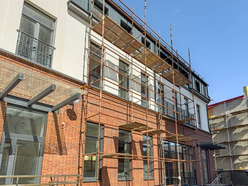 Ext&eacute;rieur d'un immeuble r&eacute;sidentiel en cours de r&eacute;novation avec &eacute;chafaudage install&eacute;