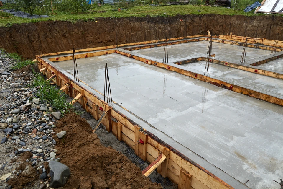 Chantier de construction extérieur avec maçon posant des briques en terre cuite perforées