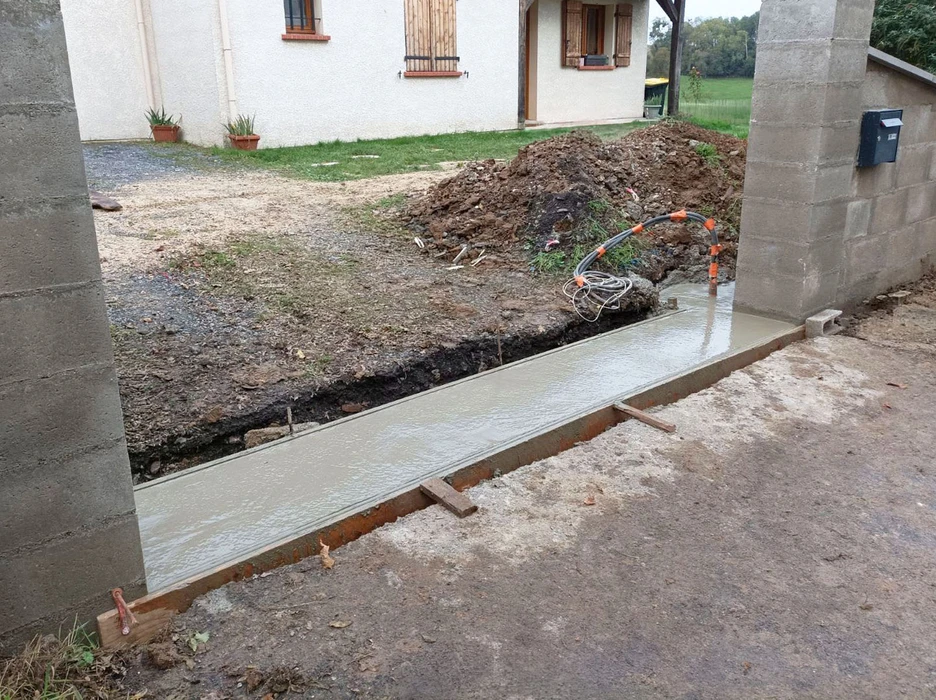 Chantier de construction résidentielle en cours, maison individuelle en phase de gros œuvre