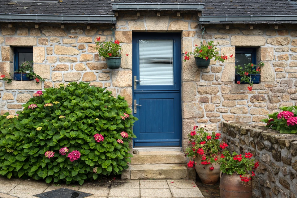 Salon moderne à aire ouverte avec cuisine intégrée, escalier contemporain et salle à manger
