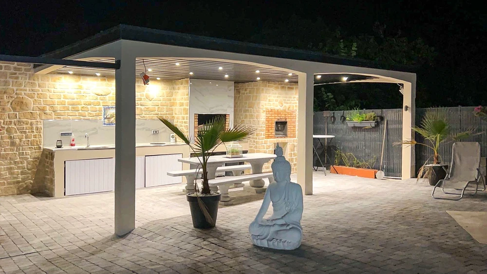 Chantier de construction résidentielle en extérieur avec maison moderne en briques beiges et joints blancs