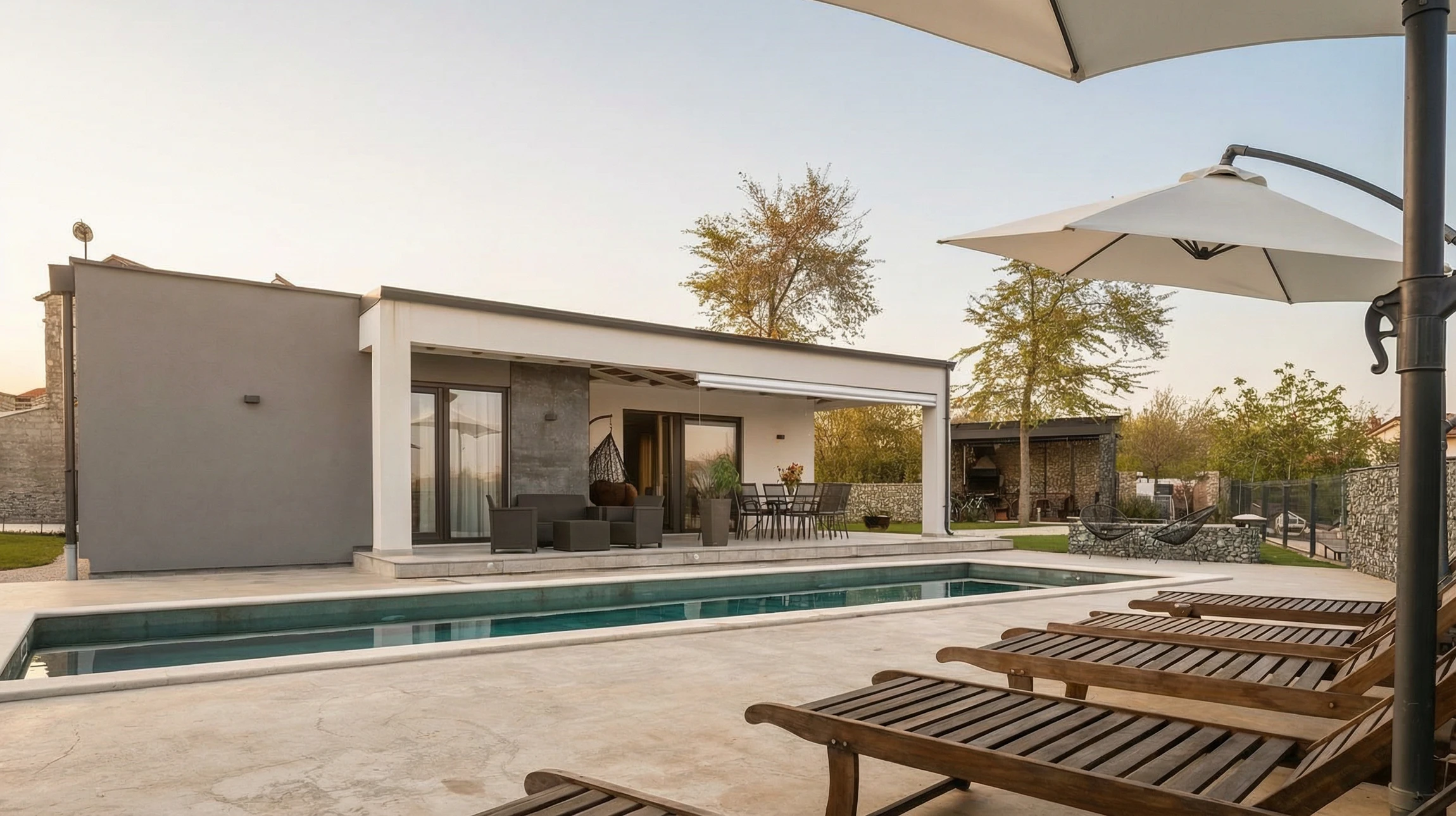 Terrasse extérieure moderne avec jardinières en acier corten intégrées, plantations d'arbustes et vivaces