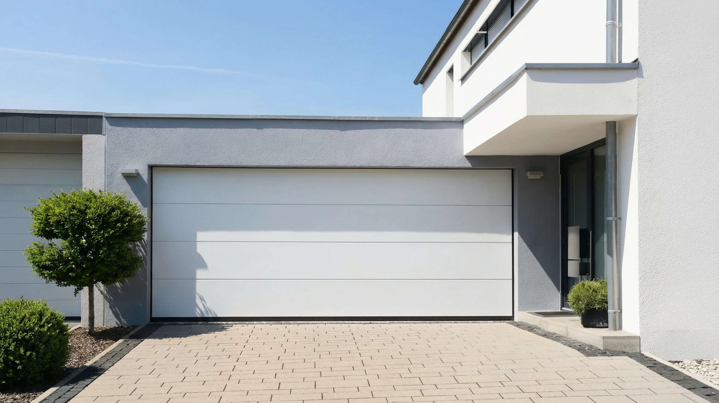 Terrasse en bois avec extension moderne d'habitation