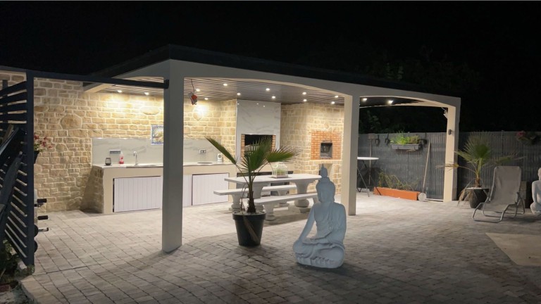 Cuisine d’été extérieure dans les Hauts-de-France : aménagement sur mesure moderne, rustique ou haut de gamme